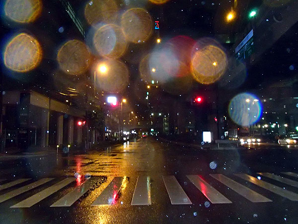 大雨の中、国道１号線を走行